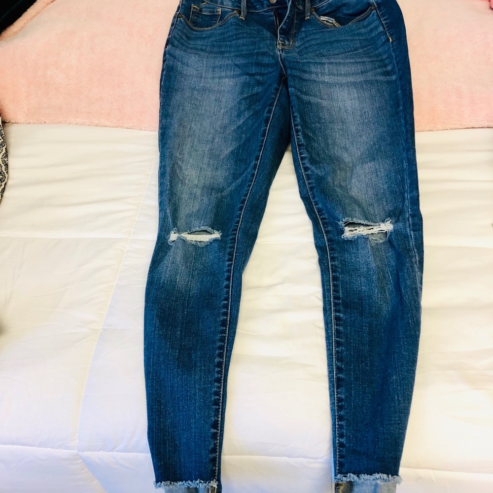 Ruppped jeans with tinted back pocket